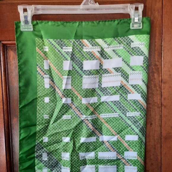 Vintage satin green white print scarf - Picture 2 of 7